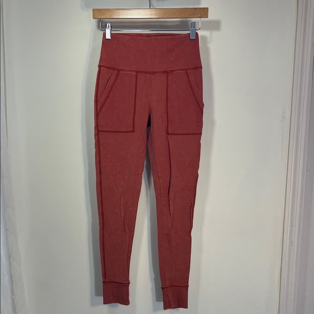 Aerie Red Chill Play Move Top